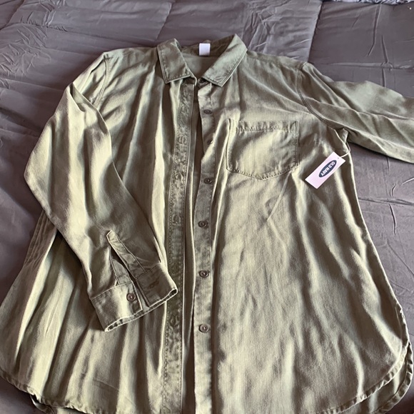 NWT, WOMEN beautiful olive green button up blouse - Picture 2 of 7